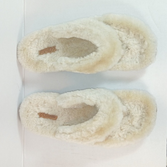 Olukai Kīpe'a Heu Women’s Fuzzy Slipper Sandals in cream - Picture 4 of 11